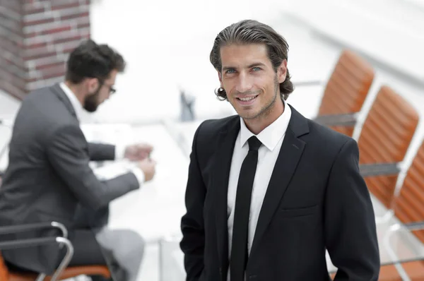 Geschäftsmann steht in seinem Büro — Stockfoto