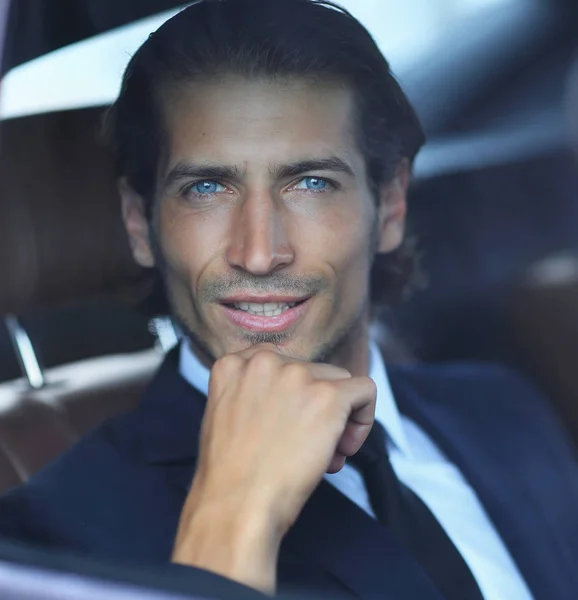Erfolgreicher Geschäftsmann sitzt im Auto — Stockfoto