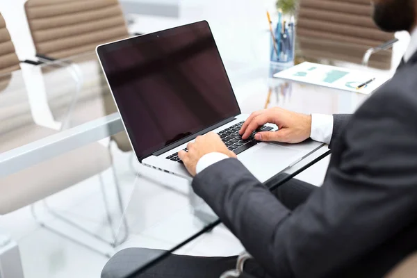 Closeup.Businessman att skriva på laptop. — Stockfoto