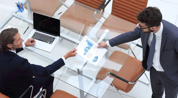 Empresários a discutir gráficos financeiros — Fotografia de Stock