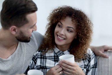 sevgi dolu çift kanepe oturma odasında oturup...