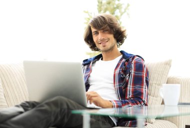 ciddi adam çalışma oturma yakınındaki masaüstüne.