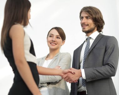 İş adamları geniş pencereli odaya karşı el sıkışıyor
