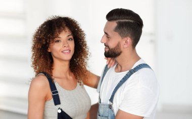 Güzel genç bir çiftin portresi.