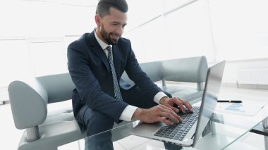 İşadamı tarama bilgilerini laptop gülümseyen,