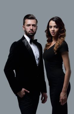 Gri bir arka plan üzerinde duran iş ortakları