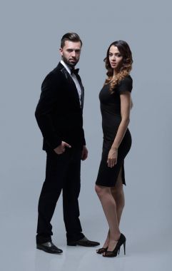 Gri bir arka plan üzerinde duran iş ortakları