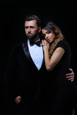 moda studio fotoğraf şık giysileriyle güzel çiftin