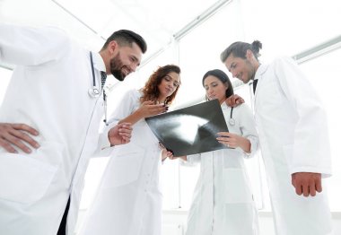 Doktor Röntgen tartışırken grup