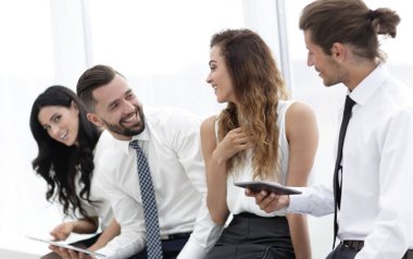 ofiste oturan tablet ile iş takım.