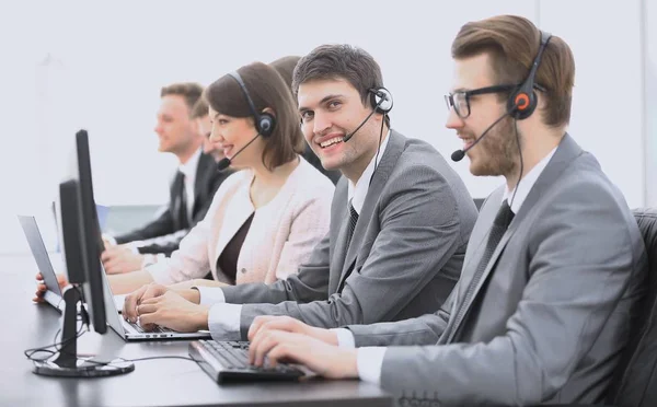 Centro de llamadas para empleados con auriculares en el lugar de trabajo —  Fotos de Stock