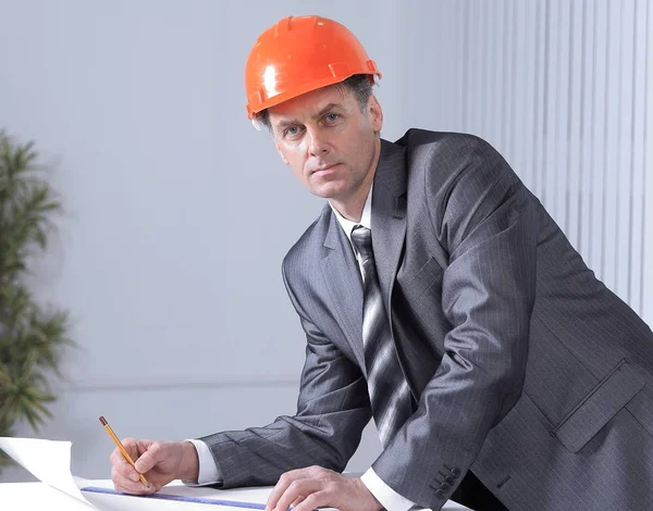 Homem de sucesso é o arquiteto que trabalha no escritório . — Fotografia de Stock