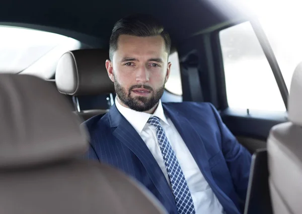Közeli kép: egy sikeres üzletember, ül egy kocsiban — Stock Fotó