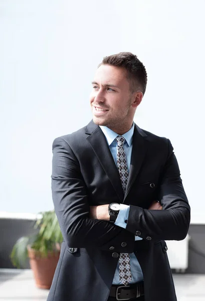 Portret van vertrouwen zakenman keek uit het raam van het Bureau. — Stockfoto