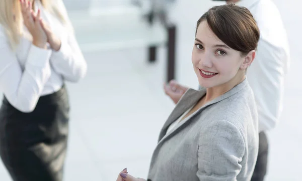 Mujer de negocios confiada en la oficina borrosa de fondo . — Foto de Stock