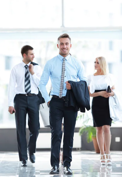 Geschäftsmann steht im Zentrum des modernen Büros — Stockfoto