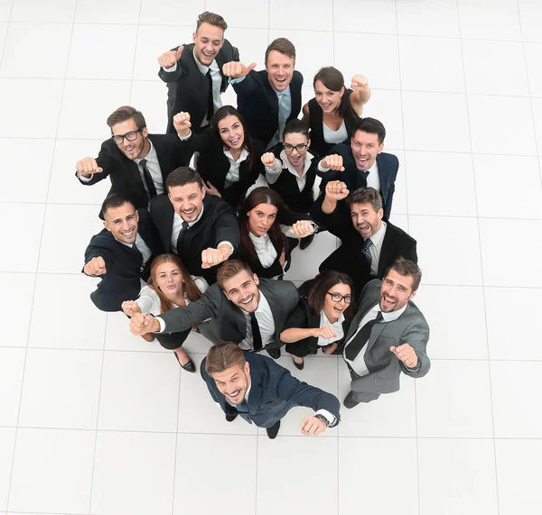 Begreppet framgång. talrika triumferande business-team — Stockfoto