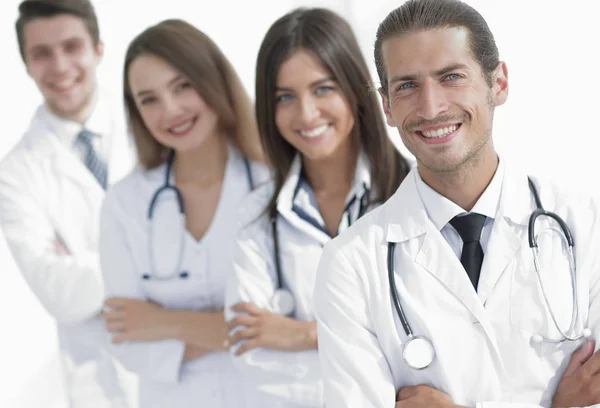 Equipe de médicos e enfermeiros como colegas no hospital — Fotografia de Stock