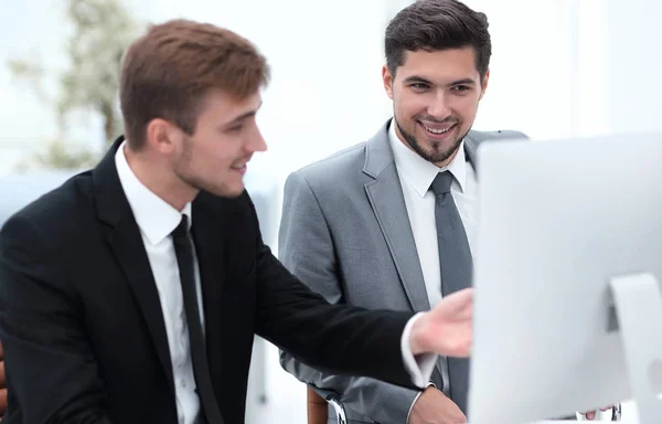 Anställda talar sitter bakom ett skrivbord — Stockfoto