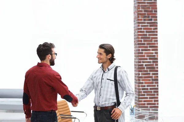 Apretón de manos dos empleados de pie en la oficina — Foto de Stock