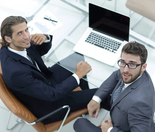 Framgångsrika medarbetare sitter bakom ett skrivbord — Stockfoto