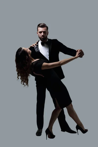 Attraente giovane coppia che balla in studio . — Foto Stock