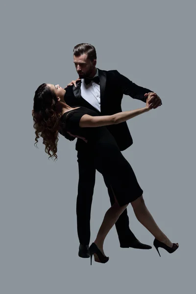 Attraente giovane coppia che balla in studio . — Foto Stock