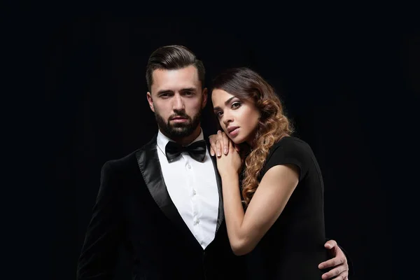 Foto estúdio de moda de belo casal em roupas elegantes — Fotografia de Stock