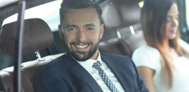 yakışıklı iş adamı ve ortağı arabada