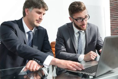 İş arkadaşları çalışma konuları tartışmak