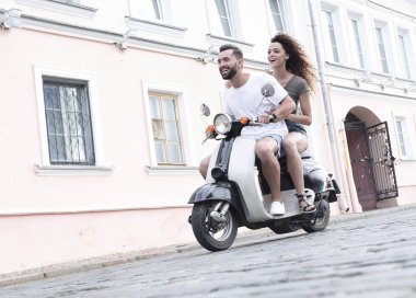 Mutlu çift retro motosiklet sürme tam uzunlukta yan görünüm