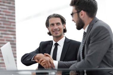 Kendine güvenen el sıkışma meslektaş ofis