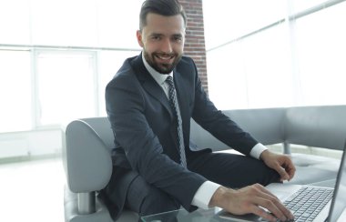 modern insan ofis lobisinde laptop çalışma.