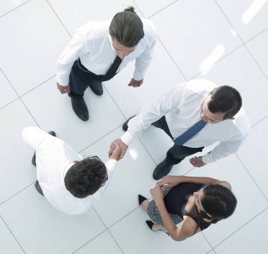 En baştan görüntüleyin. ofis lobisinde tokalaşırken arkadaşları.