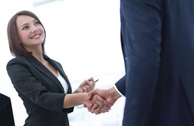 başarılı bir sunum sonrası el sıkışan iş arkadaşları.