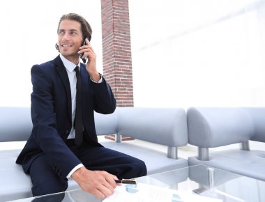 İşadamı ofisinde çalışıyor.