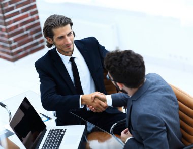 portre. bir ofiste iş el sıkışma.