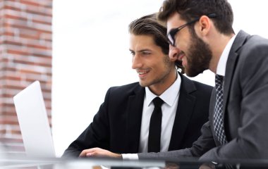 Office, bilgisayar başında arıyorum erkek Yöneticiler