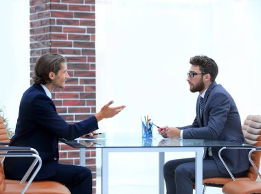 Masanızda otururken iş ortakları konuşuyor