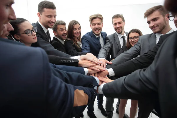 Grupo grande de gente de negocios de pie con las manos cruzadas juntas — Foto de Stock