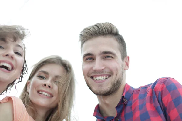 Närbild av tre ungdomar som ler mot vit bakgrund — Stockfoto