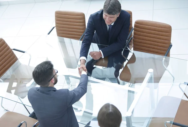 Aperto de mão em toda a mesa dos parceiros financeiros — Fotografia de Stock