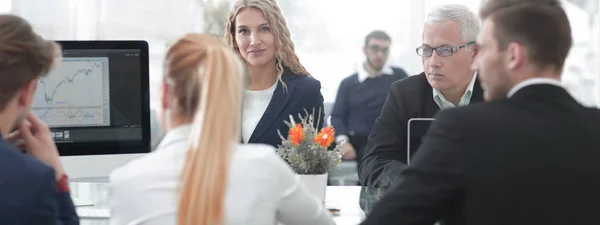 Groep van zelfverzekerde zakenpartners discussieert tijdens de vergadering over een document — Stockfoto