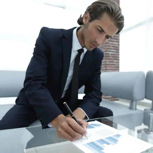 Empresário que trabalha com um relatório financeiro . — Fotografia de Stock