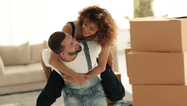 Femme et mari sont heureux de déménager dans une nouvelle maison . — Photo