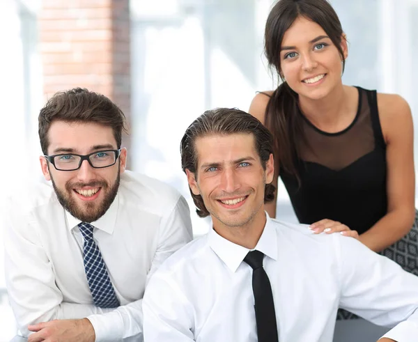 Jóvenes colegas de negocios en el fondo de la oficina — Foto de Stock