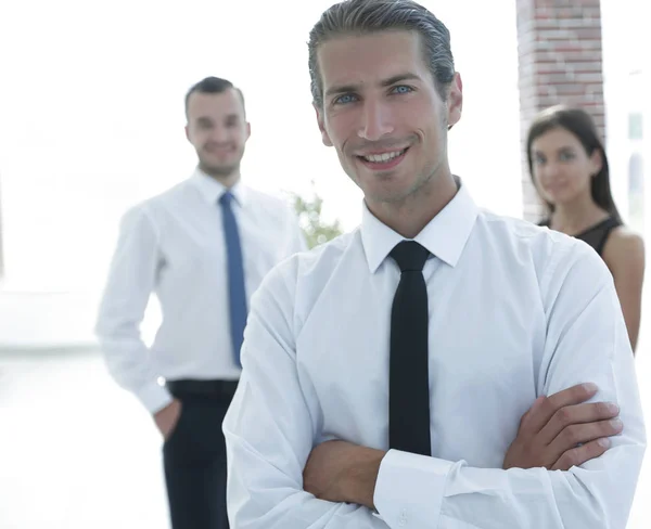 Retrato de una persona de negocios exitosa en el fondo de sus colegas . —  Fotos de Stock