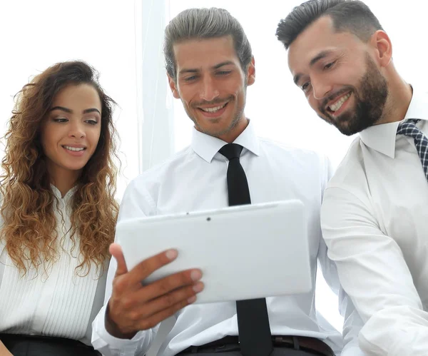 Affärskollegor med digitala tablett. — Stockfoto