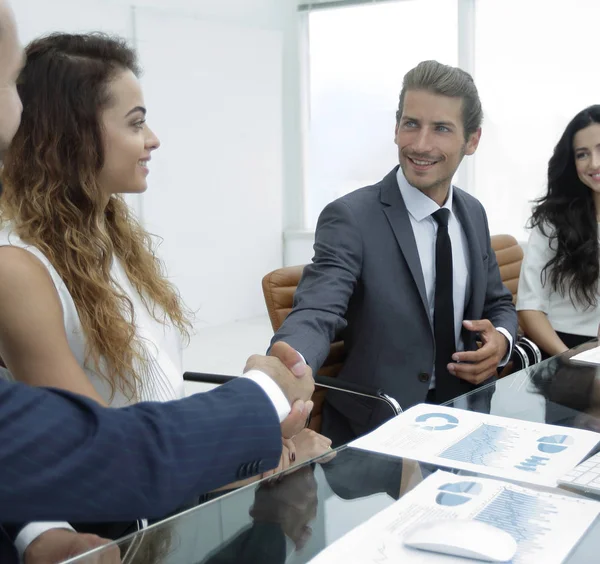 Colegas de apretón de manos en una reunión de trabajo — Foto de Stock