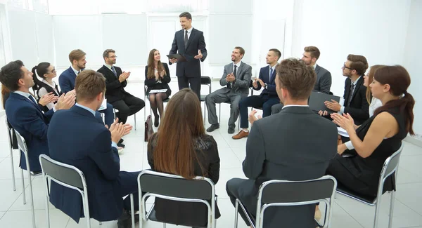 Coach lidera la sesión con el equipo de negocios . — Foto de Stock